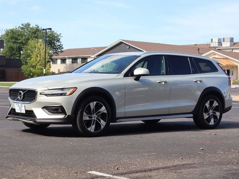 Used 2021 Volvo V60 T5 Cross Country AWD/4WD image 11