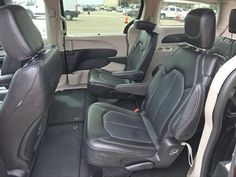 Used 2024 Chrysler Pacifica Touring-L FWD image 7