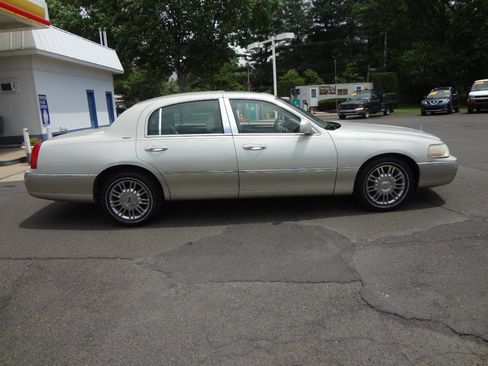 Used 2006 Lincoln Town Car Designer Series RWD image 5