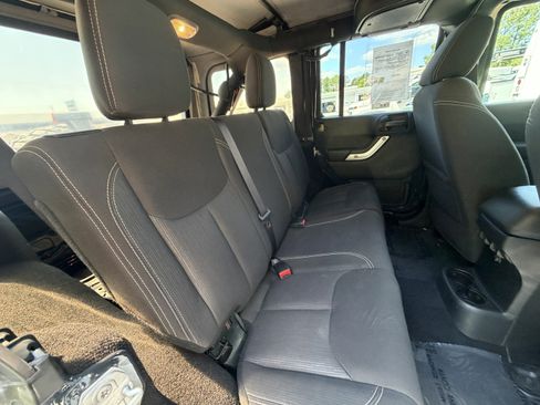 Used 2018 Jeep Wrangler Unlimited Sahara w/ Connectivity Group AWD/4WD image 16