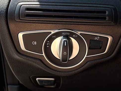Used 2018 Mercedes-Benz GLC 300 4MATIC image 25