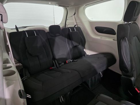 Used 2022 Chrysler Voyager LX image 27