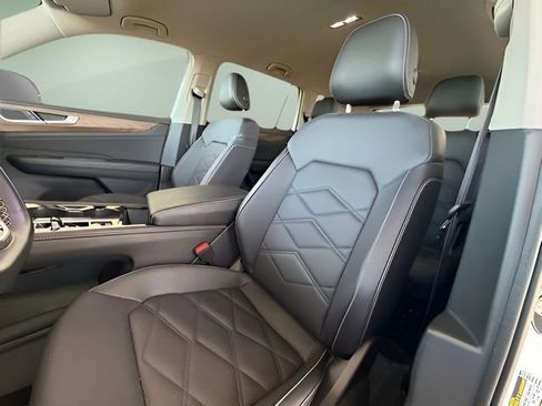 Used 2025 Volkswagen Atlas SE image 28