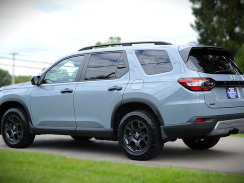 Used 2025 Honda Pilot TrailSport image 7