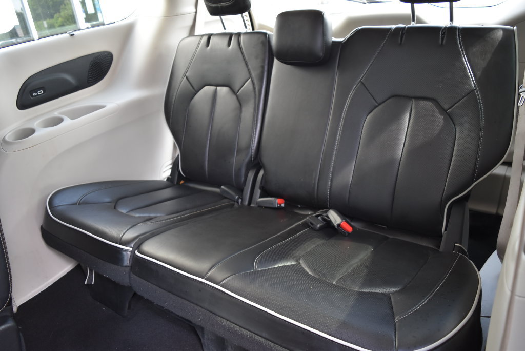 Used 2023 Chrysler Pacifica Limited FWD image 11