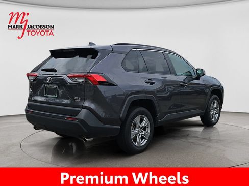 Used 2025 Toyota RAV4 XLE AWD/4WD image 9