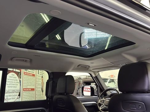 Used 2020 Land Rover Defender 110 First Edition image 23