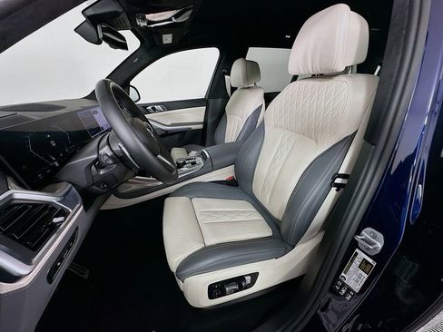 Used 2025 BMW X7 M60i w/ Climate Comfort Package image 21