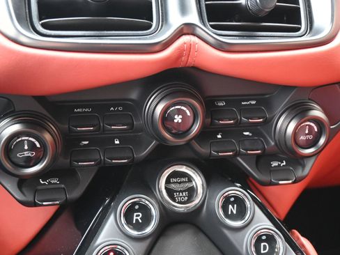 Used 2021 Aston Martin V8 Vantage Coupe image 28