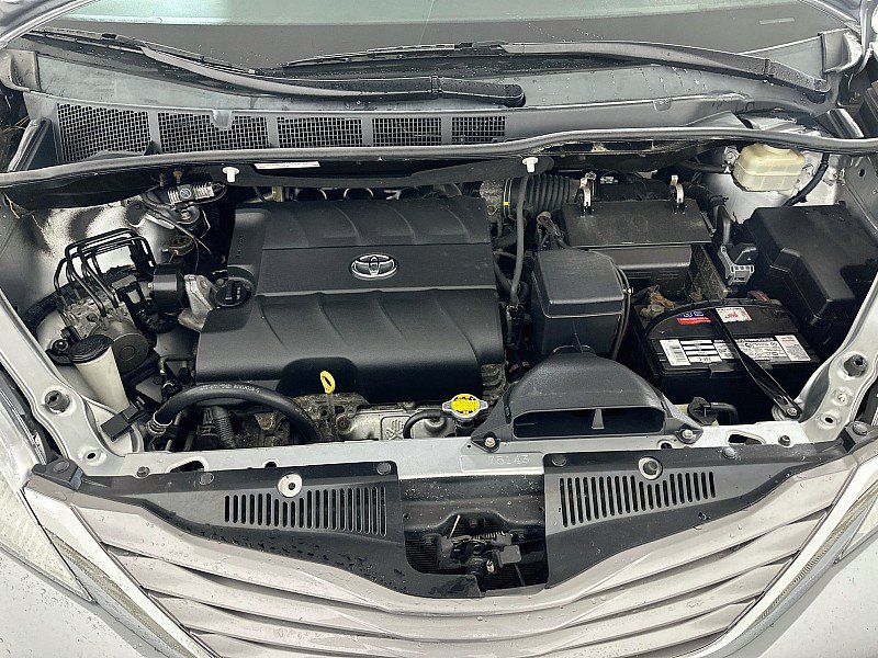 Used 2015 Toyota Sienna XLE w/ XLE Navigation Package FWD image 30