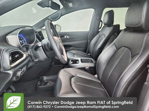 Certified 2026 Chrysler Pacifica Select image 19