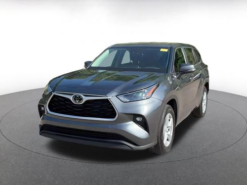 Used 2025 Toyota Highlander LE FWD image 7