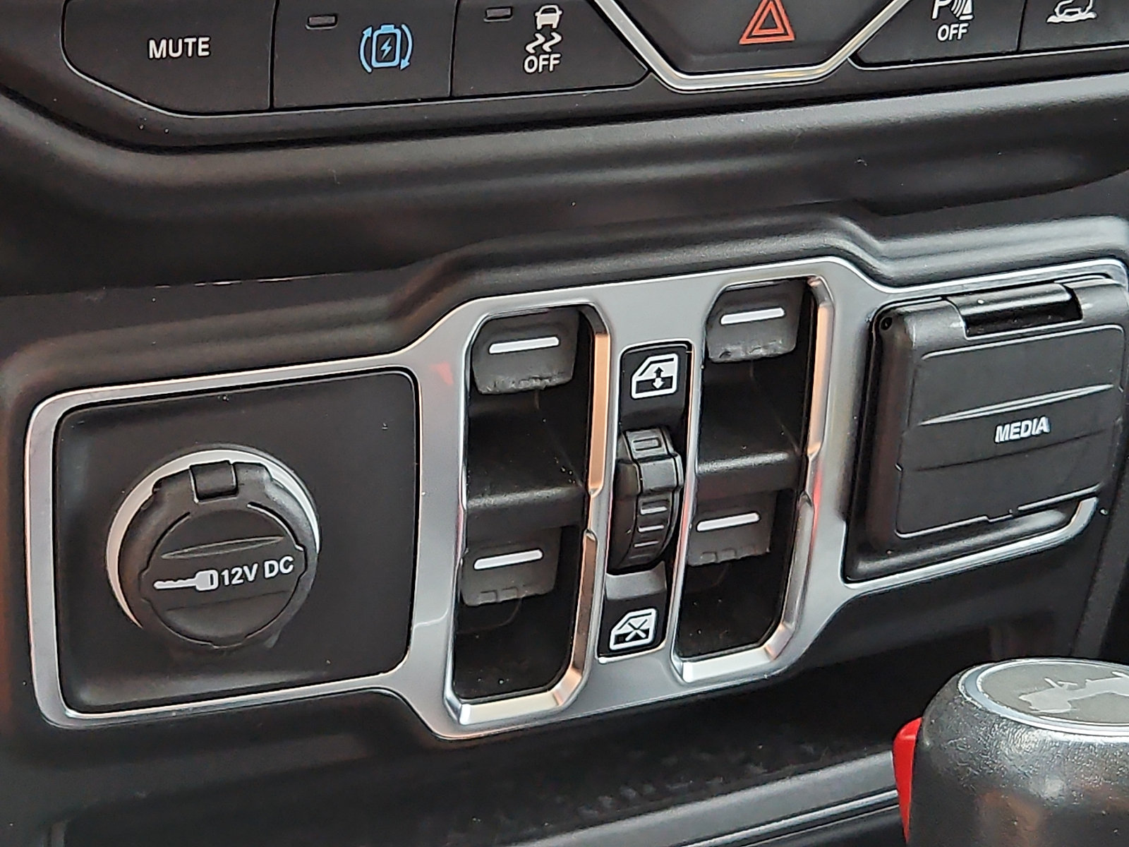 Used 2021 Jeep Wrangler Unlimited Sahara w/ Cold Weather Group AWD/4WD image 25