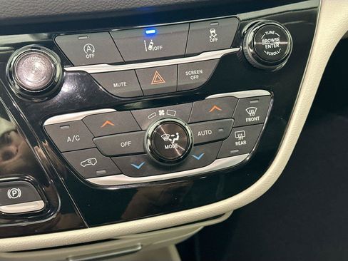 Used 2022 Chrysler Pacifica Touring-L FWD image 16