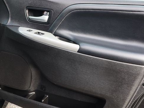 Used 2016 Toyota Sienna SE image 9