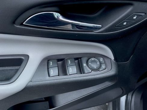 Used 2020 Chevrolet Equinox LS FWD image 23