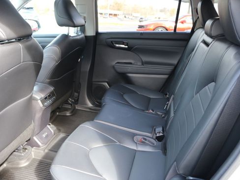 Used 2022 Toyota Highlander XLE image 29