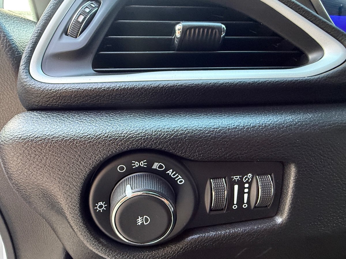 Used 2025 Chrysler Pacifica Select FWD image 24