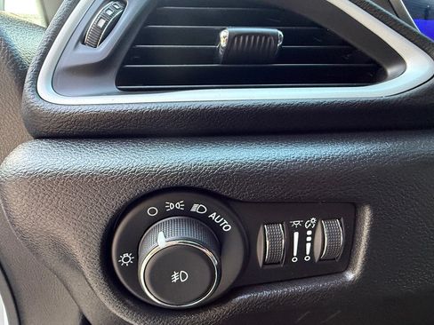 Used 2025 Chrysler Pacifica Select FWD image 24