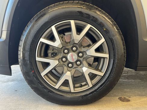 Used 2021 GMC Acadia SLE image 12