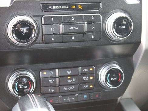 Used 2019 Ford F150 Platinum w/ Equipment Group 701A Luxury AWD/4WD image 17