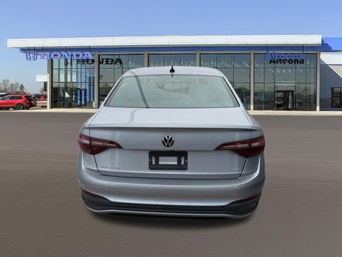 Used 2024 Volkswagen Jetta SE FWD image 4