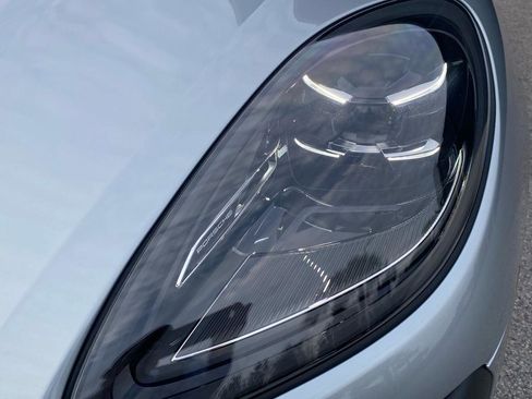 Certified 2025 Porsche Macan image 9