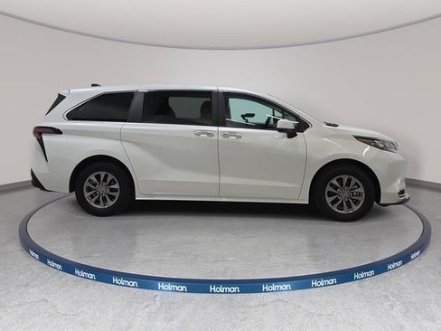 Used 2024 Toyota Sienna XLE FWD image 4
