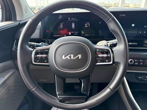 Used 2025 Kia Carnival FWD image 17