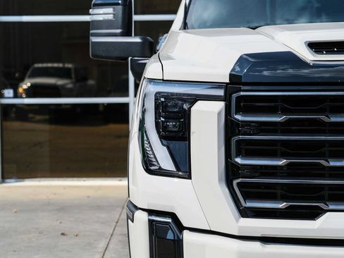 Used 2026 GMC Sierra 2500 AT4 AWD/4WD image 4