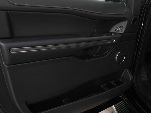 Used 2023 Ford Expedition Max XLT image 27