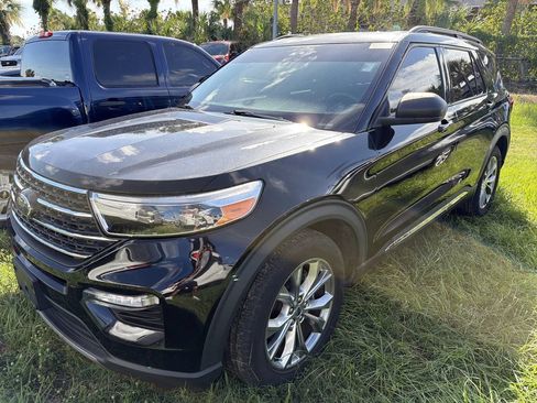 Used 2023 Ford Explorer XLT w/ Equipment Group 202A RWD image 3