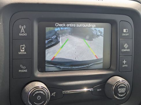 Used 2017 Jeep Renegade Latitude AWD/4WD image 8