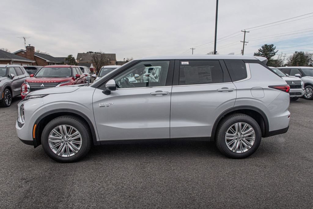 Used 2025 Mitsubishi Outlander ES AWD/4WD image 2