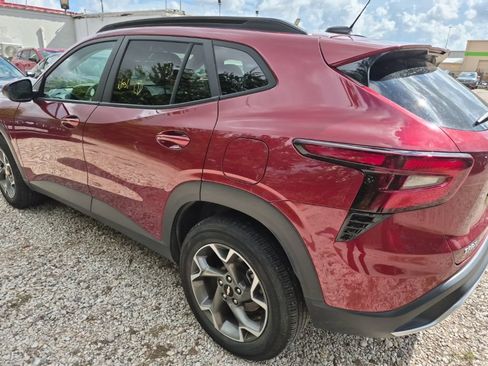 Used 2025 Chevrolet Trax LT w/ LT Convenience Package FWD image 2