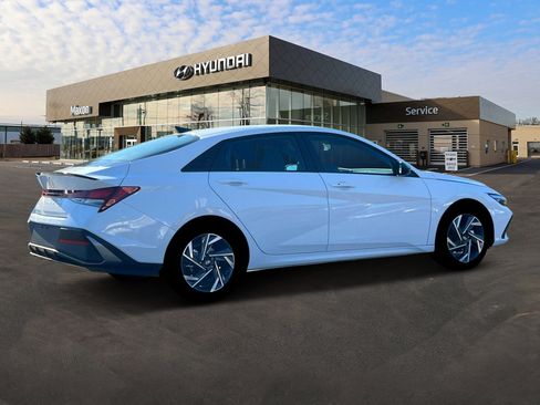 Used 2025 Hyundai Elantra Sport image 8