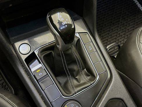 Used 2024 Volkswagen Tiguan SE w/ Panoramic Sunroof Package image 25