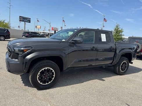 Used 2025 Toyota Tacoma TRD Off-Road AWD/4WD image 3