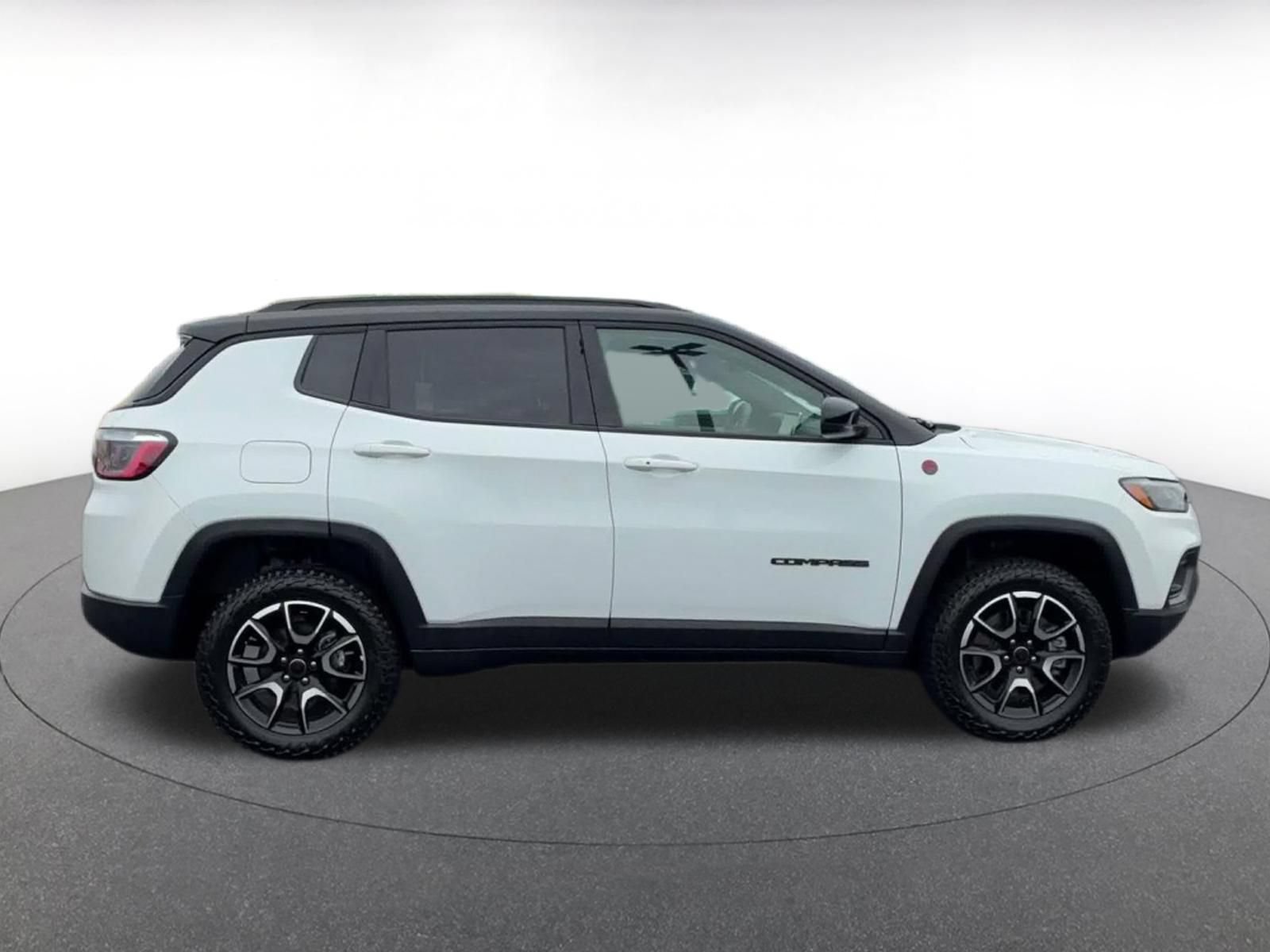 Used 2025 Jeep Compass Trailhawk AWD/4WD image 15