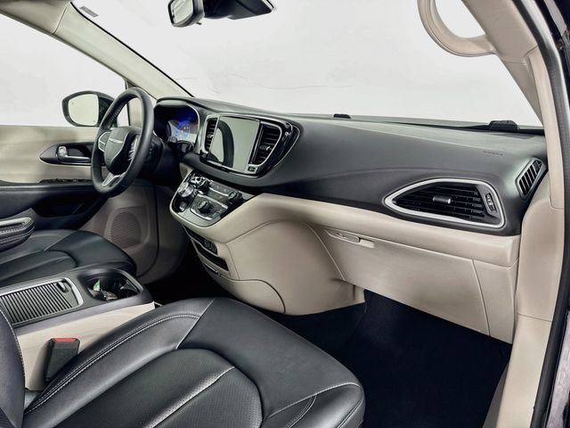 Used 2024 Chrysler Pacifica Touring-L FWD image 30