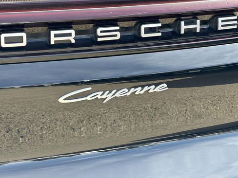 Used 2024 Porsche Cayenne AWD/4WD image 32