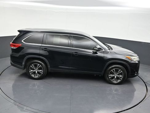 Used 2018 Toyota Highlander LE image 21