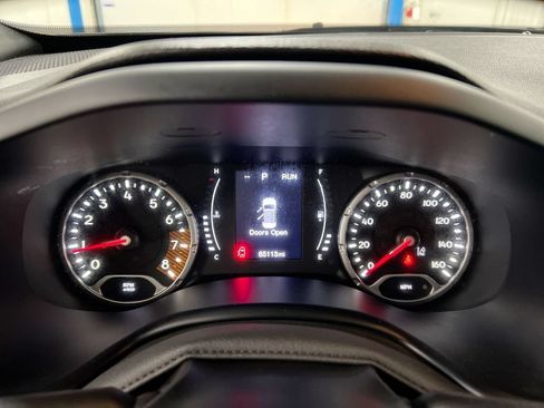 Used 2023 Jeep Renegade Latitude AWD/4WD image 12
