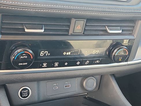 Used 2023 Nissan Rogue SV image 16