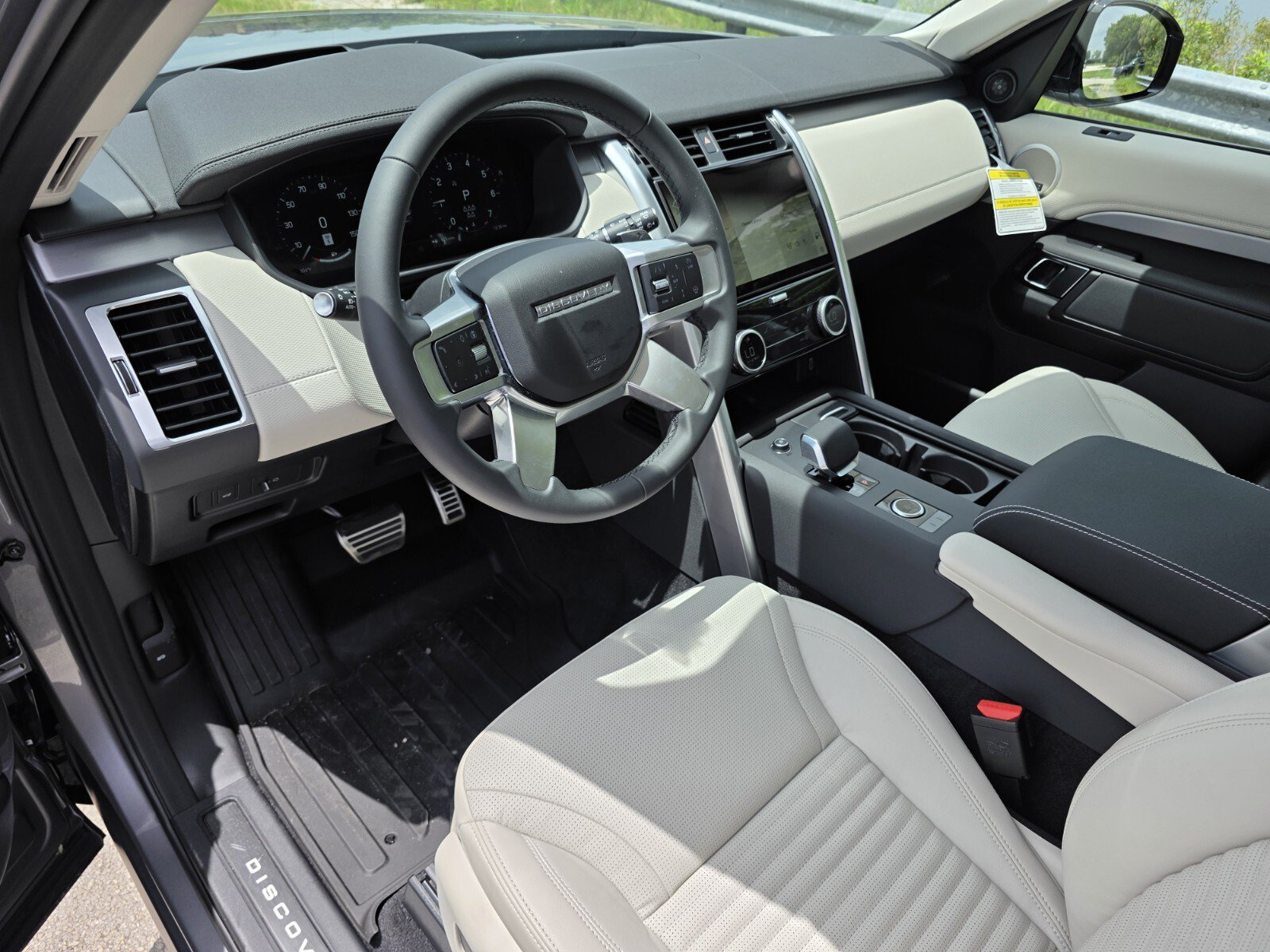 Used 2026 Land Rover Discovery Dynamic SE AWD/4WD image 10