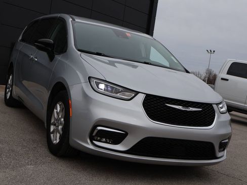 Used 2024 Chrysler Pacifica Touring-L image 6