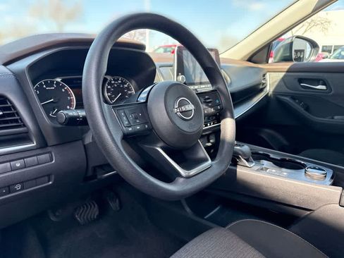 Used 2023 Nissan Rogue SV image 2