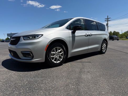 Used 2024 Chrysler Pacifica Touring-L FWD image 7