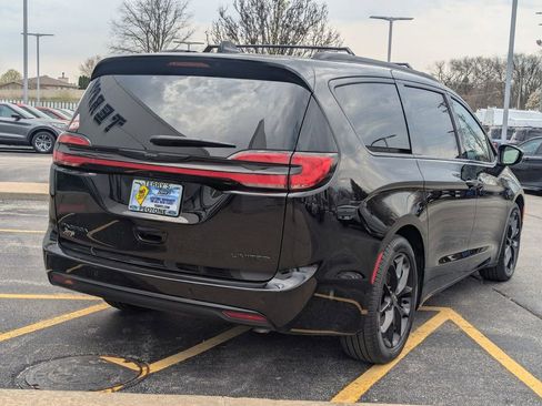 Used 2025 Chrysler Pacifica Limited FWD image 3