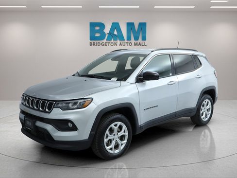 Used 2024 Jeep Compass Latitude image 10